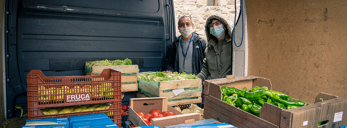 Algunas organizaciones de base, como Fresnecuida, completan el lote de los bancos de alimentos con productos frescos. | Foto: Adriana Mateos
