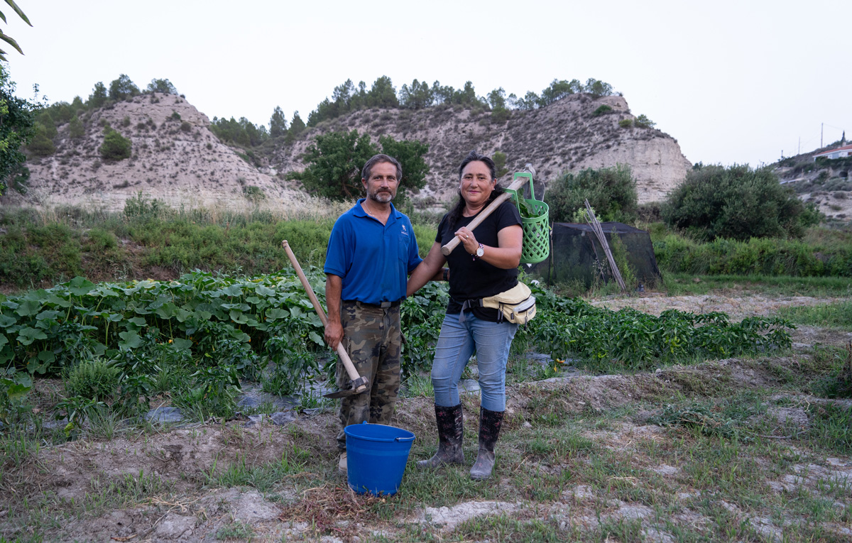 53 12 Carmen con su marido en la huerta